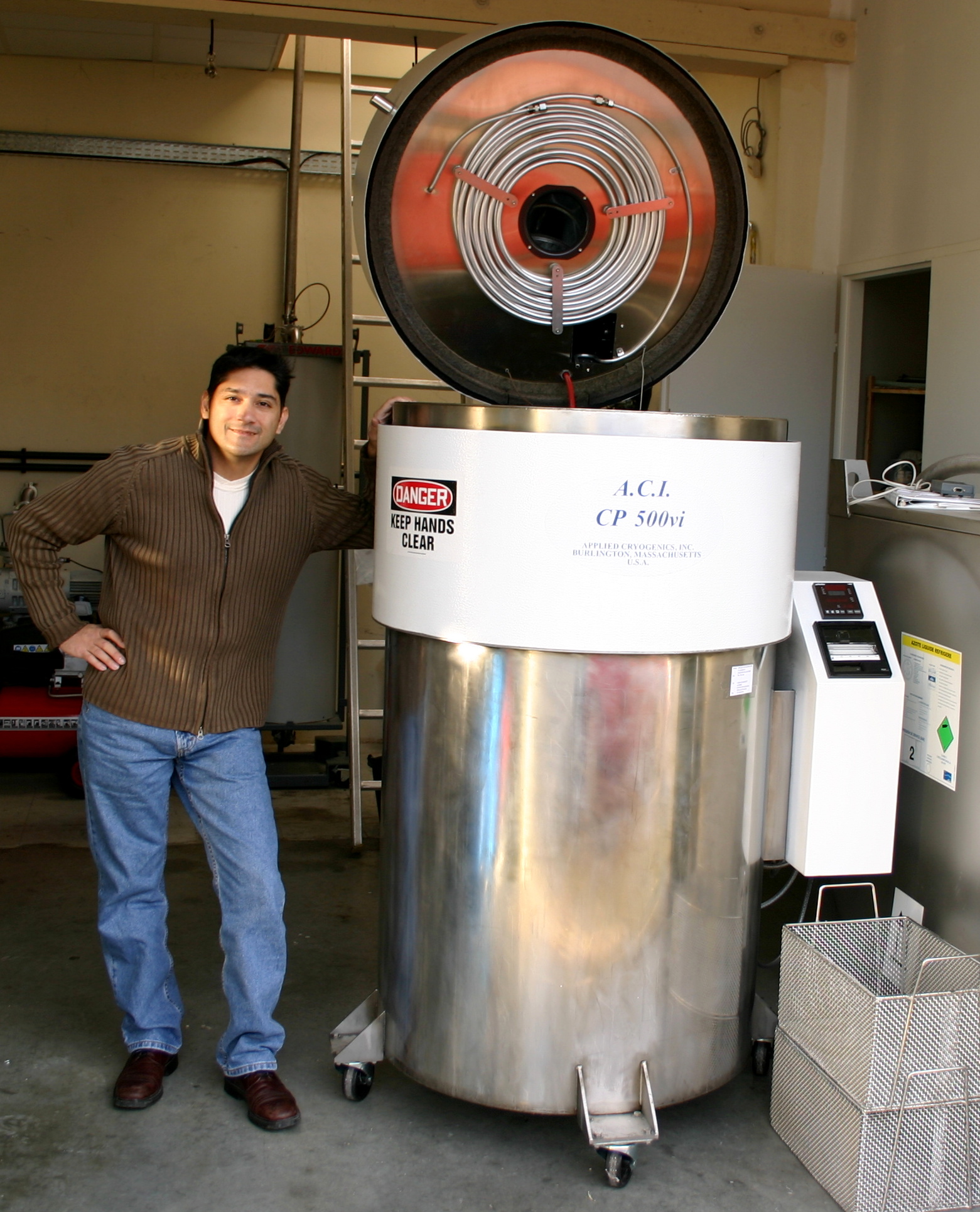 Gerald Barnett à côté du processeur cryogénique Applied Cryogenics CP 500vi à Crolles